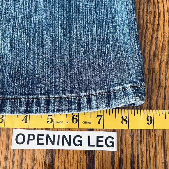 St. John's Bay Women's Cropped Jeans Size 12 Stretch Straight Leg Blue Mid Rise - Picture 9 of 9